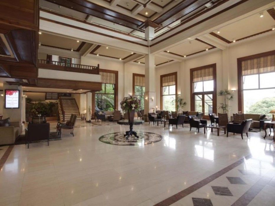 Earl's Regency Hotel